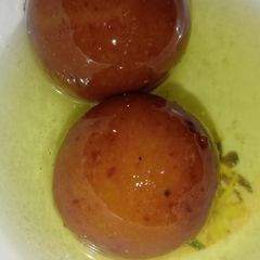 A picture of Gulab jamun.
