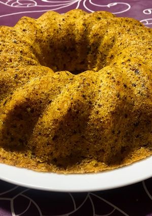 Una foto de Bizcocho de zanahorias, avellanas y galletas de chocolate al microondas
