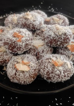 A picture of Khajoor coconut peda.
