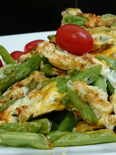 A picture of Fried Eggs With Green Bean.