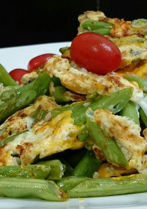 A picture of Fried Eggs With Green Bean.