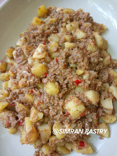 A picture of Potatoes n mince meat.