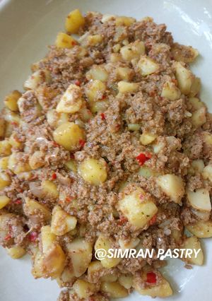 A picture of Potatoes n mince meat.