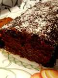 Budín postre oscuro, al licor, bañado en chocolate