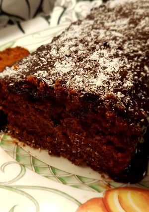 Una foto de Budín postre oscuro, al licor, bañado en chocolate