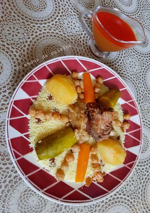Une photo de Coucous agneau légumes raisins secs sauce rouge 🥣