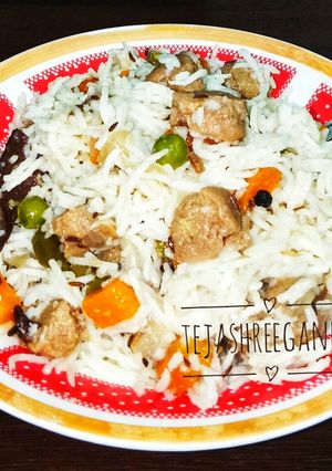 झटपट सोया पुलाव (soya pulao recipe in marathi) रेसिपी चे मुख्य फोटो 