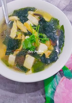 Hình của món Canh chay rong biển đậu hủ,nấm hương và tàu hủ ky.