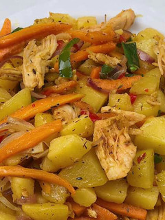 A picture of Potatoes chicken and veggie.