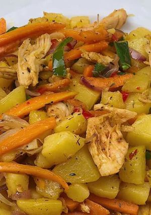 A picture of Potatoes chicken and veggie.