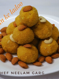 बेसन के लड्डू(besan laddu recipe in hindi) रेसिपी मुख्य फोटो
