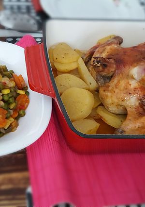 Krumplin fekvő sült csirke, párolt zöldséggel recept fotója