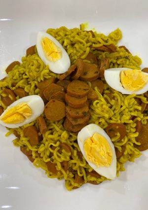 صورة لوصفة إندومي بالسجق