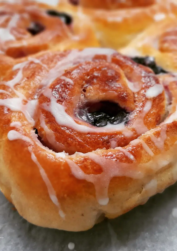 Una foto de Rollitos de cardamomo y frutos del bosque