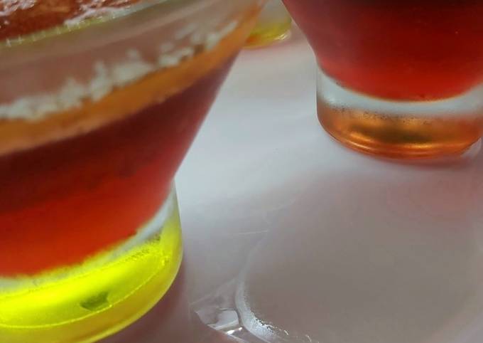 Десерт з галереткою та фруктами у креманках