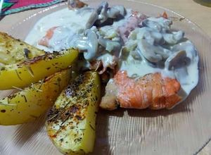 Una foto de Trucha rosada a la crema con papas rústicas en finas hierbas!