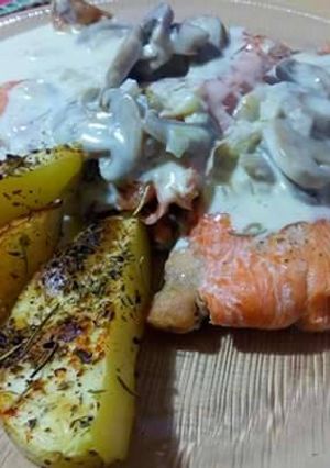 Una foto de Trucha rosada a la crema con papas rústicas en finas hierbas!