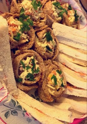 صورة لوصفة تونة بالتوست على شكل وردة صحية ولذيذة