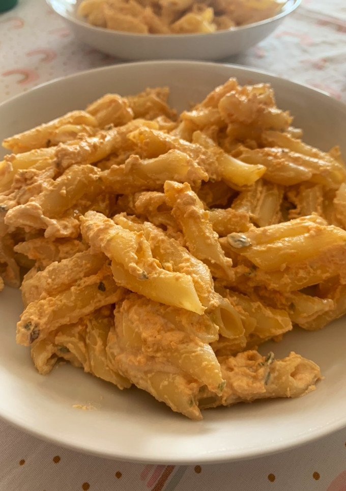 Una foto de Macarrones con queso y salmón improvisados