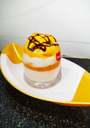 A picture of Mango yoghurt parfait.