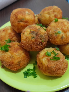 Una foto de Bombas de papa 🥔 rellenas de queso 🧀