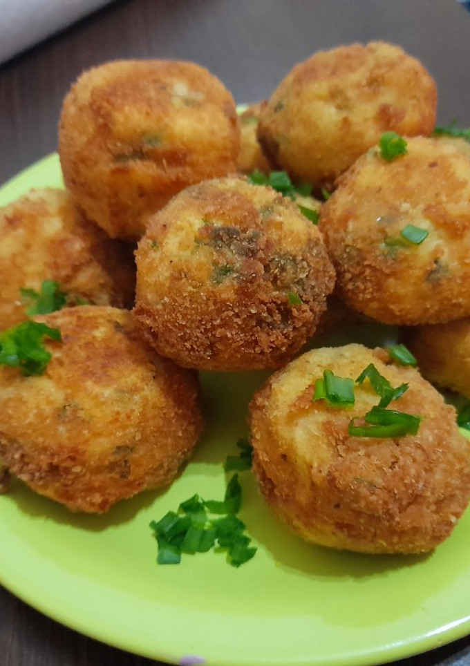 Una foto de Bombas de papa 🥔 rellenas de queso 🧀