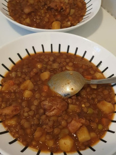 Una foto de Lentejas caseras con verduras y pollo