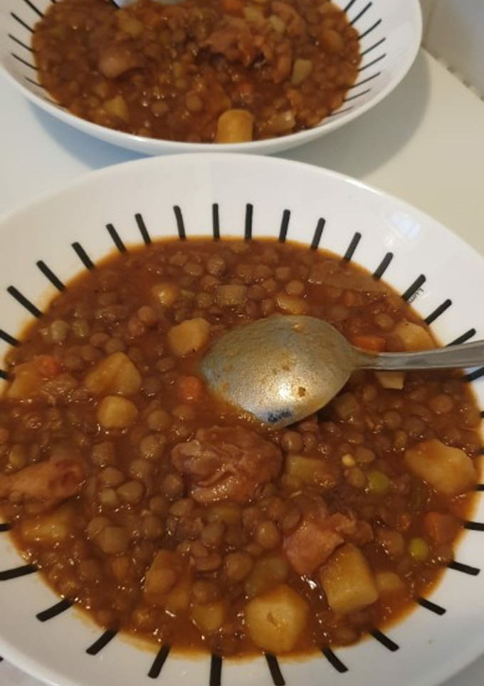 Una foto de Lentejas caseras con verduras y pollo