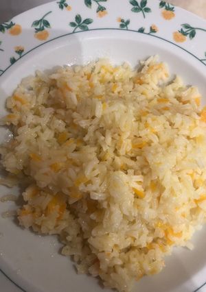 Una foto de Arroz graneado con zanahoria y ajo