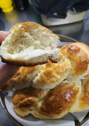 Una foto de Pan trenzado sencillo con crema de leche