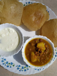 पूरी- आलू चना (puri aloo chana recipe in hindi) रेसिपी मुख्य फोटो