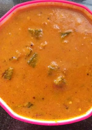A picture of Vendakkai puli kuzhambu/ bhindi stew.