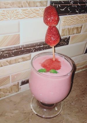 A picture of Strawberry yummy creamy shake.