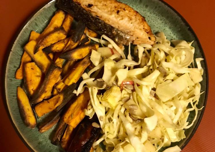Recipe: Tasty Ovnbagt laks med spidskålsalat og ovnbagte sødkartofler