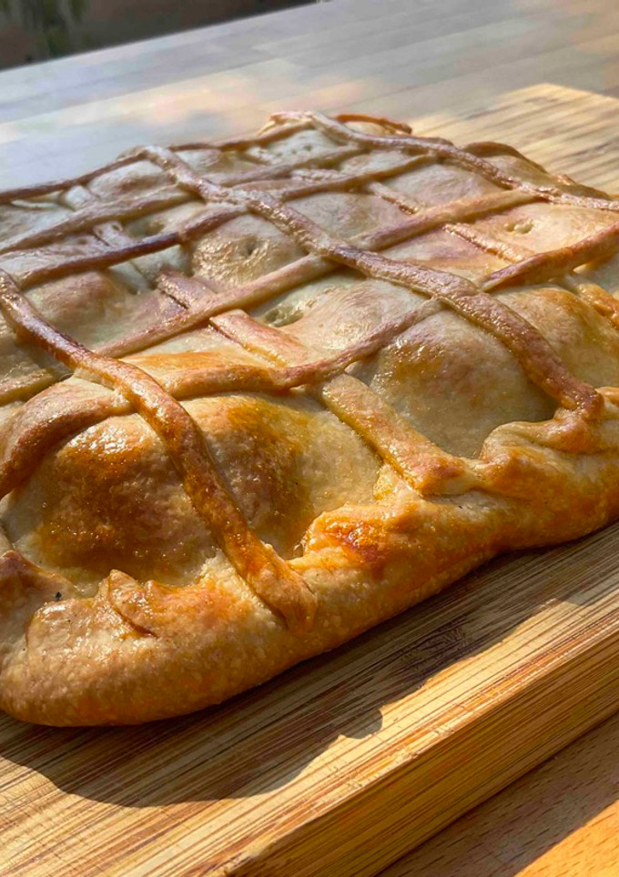 Una foto de Empanada rellena con masa casera