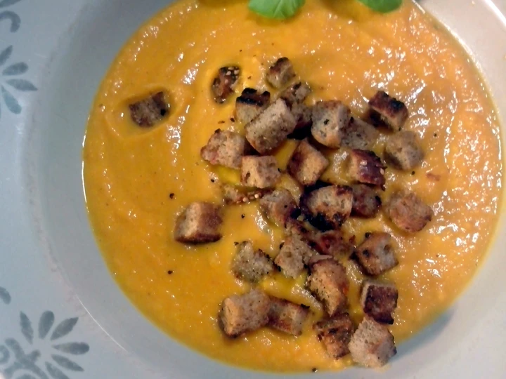 Easy Steps to Make Recipe Butter-fried Garlic Croutons that is Can Pamper Your Tongue, Can Spoil the Tongue}