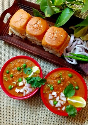 पाव भाजी (Pav Bhaji recipe in Hindi) रेसिपी मुख्य फोटो