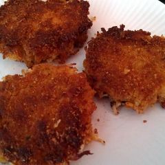 A picture of crab cakes.
