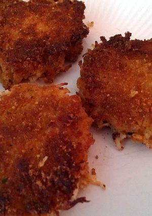 A picture of crab cakes.
