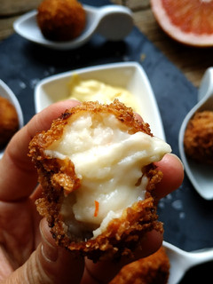 Una foto de Croquetas de gambas y palitos de cangrejo con salsa de pomelo en Thermomix