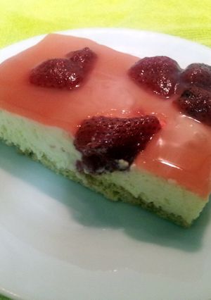 A picture of Mom's Any Berry fridge cheese cake.