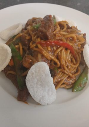 A picture of McPhee's Chinese Beef Chow Mein.