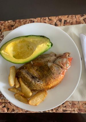 Una foto de Pescado 🐟 con papas 🍟