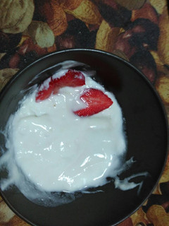 Una foto de Yogur casero con fresas