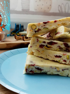 Una foto de Fudge de chocolate blanco con pistachos y arándanos (turrón)