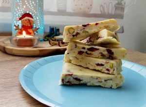 Foto principal de Fudge de chocolate blanco con pistachos y arándanos (turrón)