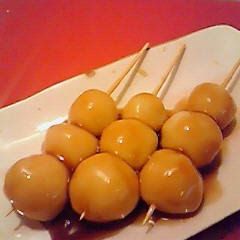 A picture of Mitarashi Dango with Tofu for Cherry-Blossom Viewing.