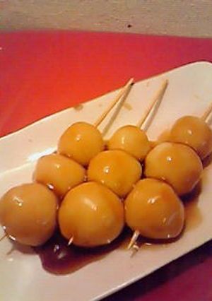 A picture of Mitarashi Dango with Tofu for Cherry-Blossom Viewing.