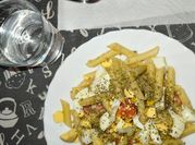 Una foto de ensalada macarrones