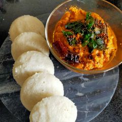A picture of Idli-Coconut Chuteny.